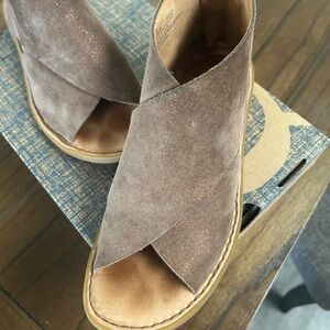 Born Size 7 Bronze IWA sandals